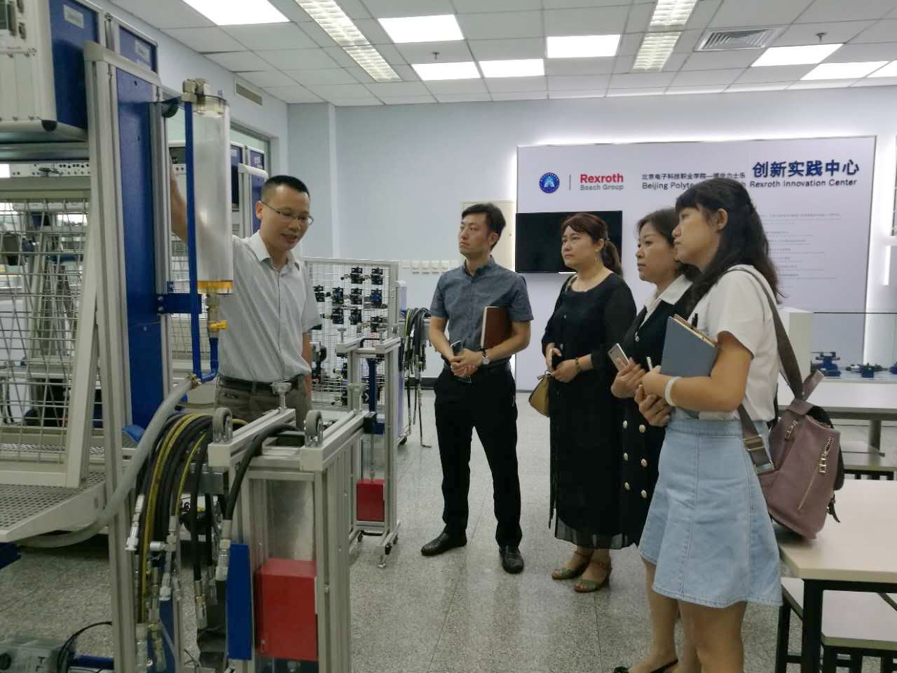 参观2.jpg 参观2.jpg