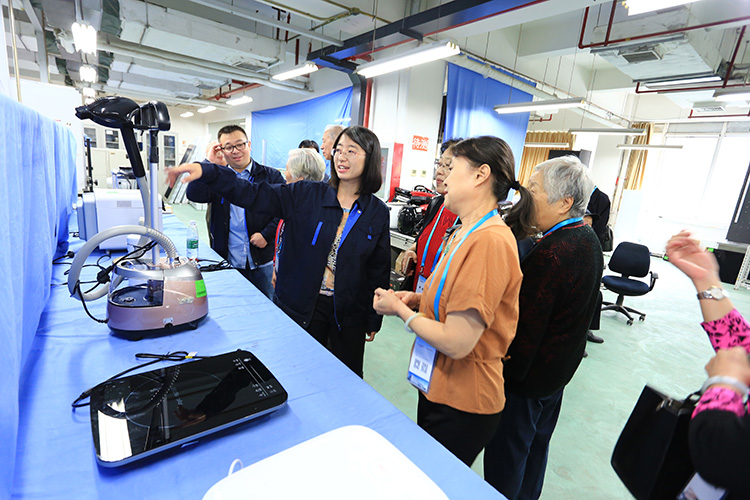 参观2.JPG 参观2.JPG