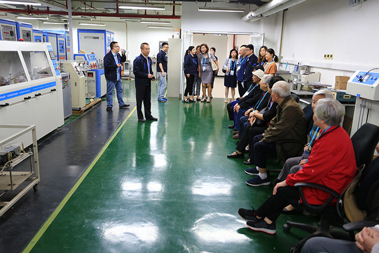 参观3.JPG 参观3.JPG