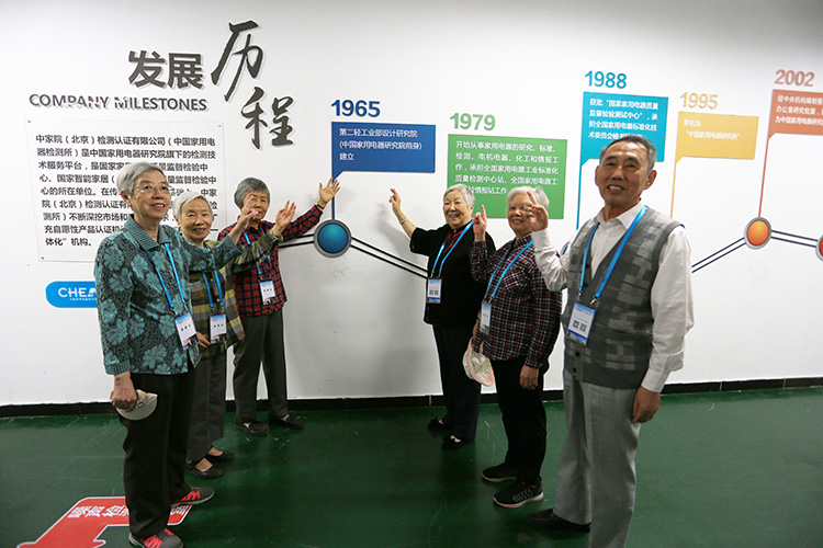 1965老工程师.JPG 1965老工程师.JPG