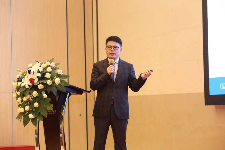 李红伟.jpg 李红伟.jpg