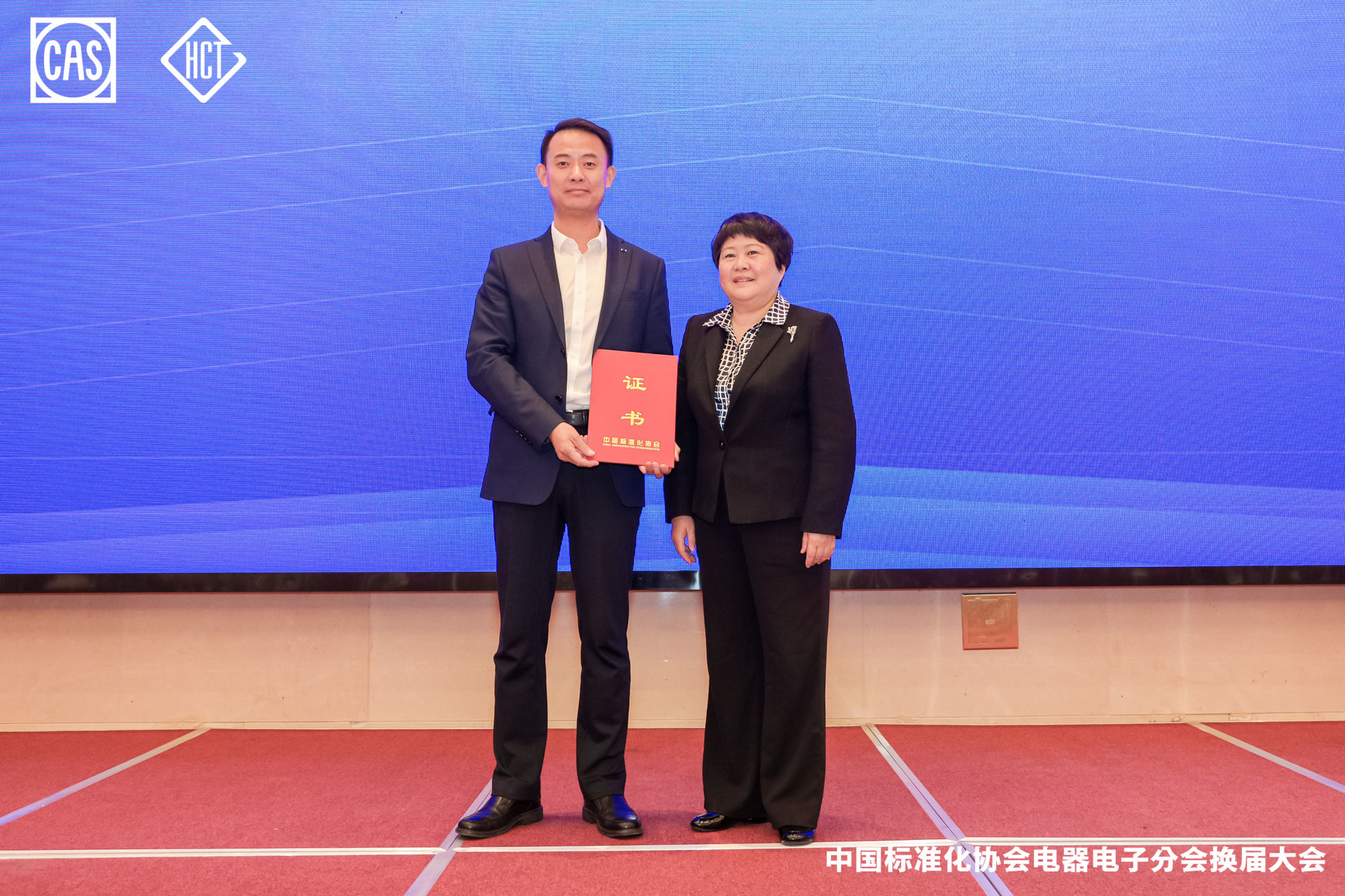 颁证1.jpg 颁证1.jpg